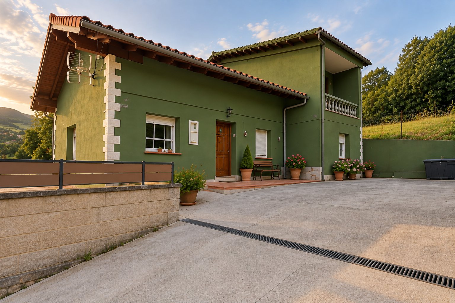 Fachada de Casa Rural Villapresente con la entrada de vehículos