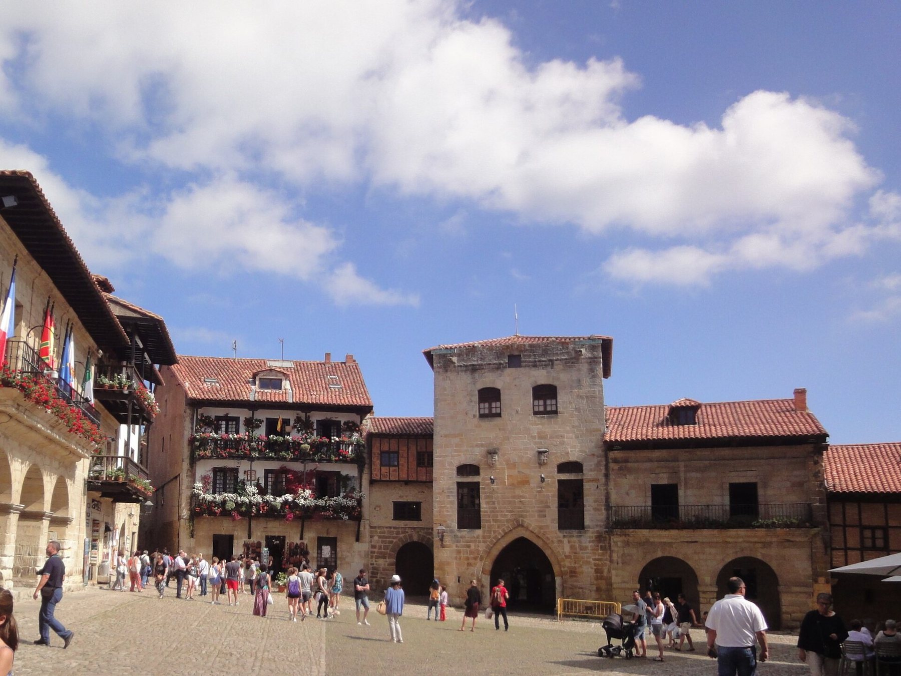 Plaza Mayor de Santillana del Mar. Foto: JnCrlsMG, Wikimedia Commons, CC BY-SA 4.0