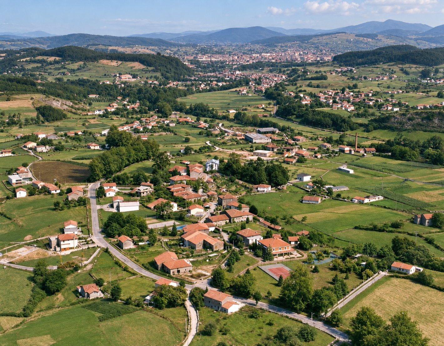 Vista aérea de Villapresente y el valle, en Reocín (Cantabria)